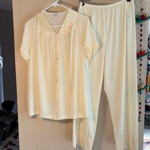 EUC VINTAGE VANITY FAIR Canary, yellow, extra soft pajamas, set size medium V-ne